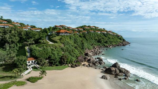 På billedet ses objektet Banyan Tree Lang Co beliggende i byen Bạch Mã.
