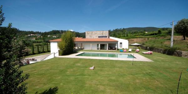 Na zdjęciu widoczny jest obiekt Ferienhaus Für 12 Personen Mit Pool Und Garten położony w mieście Poças do Monte.