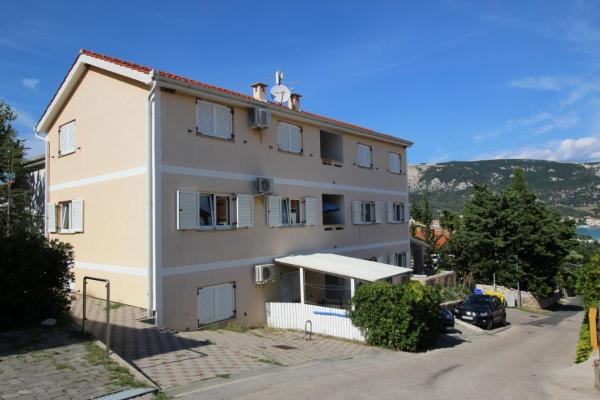 På billedet ses objektet Apartments Mikulan Nara beliggende i byen Baška.