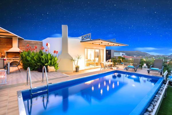 The photo shows the Canes Villa Beheizter Pool located in the city of Vathi.