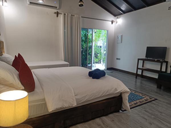 The photo shows the Rasdhoo Madi located in the city of Rasdu.