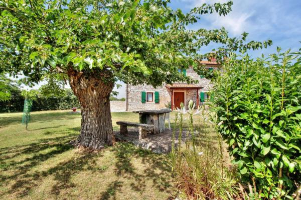 A la foto es mostra l'objecte Villa Alba situat a la ciutat de Kmeti.