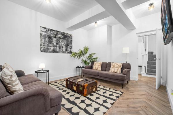 A la foto es mostra l'objecte Stylish 3 Bed Townhouse - Netflix - Gated Development - Wolverhampton Centre 1CO situat a la ciutat de Wolverhampton.