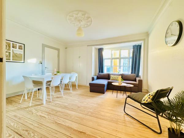 På bildet vises objektet aday - Beautiful and Spacious 4 bedroom - Heart of Aalborg som ligger i byen Ålborg.