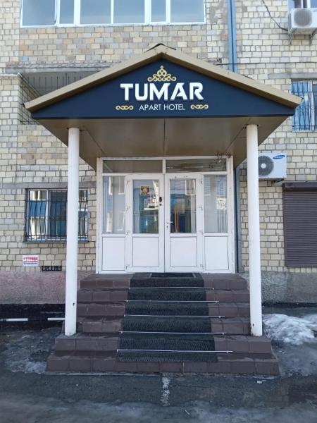 The photo shows the Tumar Apart Hotel located in the city of Maykuduk.