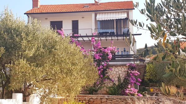 På billedet ses objektet Ferienwohnung Tihana Mit Mediterranem Garten beliggende i byen Stari Grad.