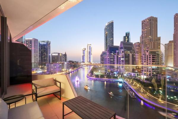 Nella foto è visibile l'oggetto Deluxe 1BR Corner Suite with Marina Views situato nella città di Dubai.
