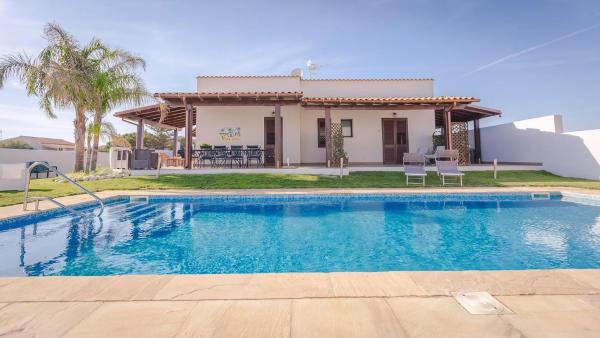 På billedet ses objektet Villa Piscina Privat beliggende i byen Tre Fontane.