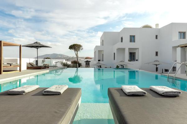 A la foto es mostra l'objecte Kalisti Hotel & Suites situat a la ciutat de Fira.