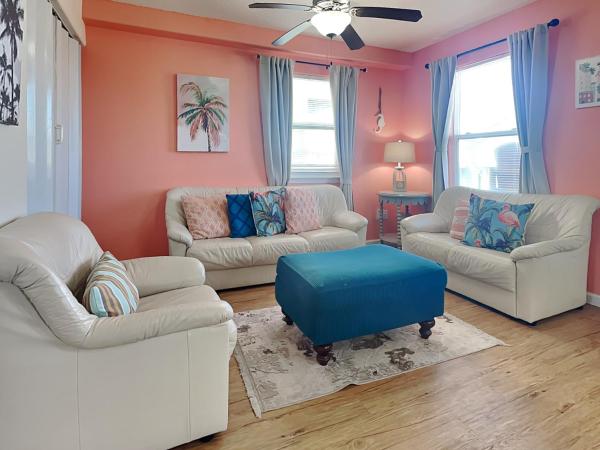 A la foto es mostra l'objecte Twin Palms at Surfside situat a la ciutat de Surfside.