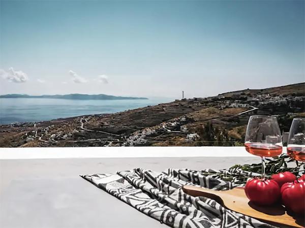 Na foto é possível ver o objeto CHARMING 2BR Hilltop Serenity Suite, Lively Greek Village localizado na cidade de Triandáros.