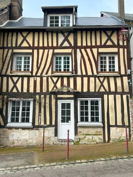 A la foto es mostra l'objecte le relais de l'abbaye situat a la ciutat de Le Trait.