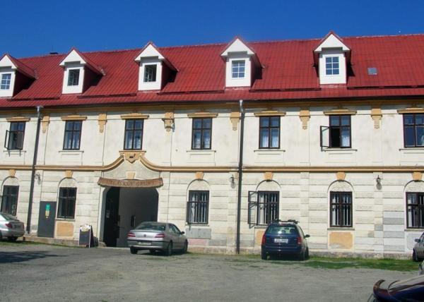 Na fotografii je vidět objekt Hotel Valaskuv Grunt nacházející se ve městě Bouzov.
