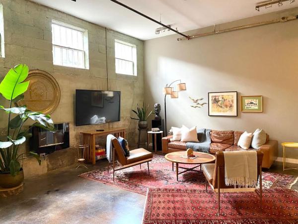 Modern City Loft Downtown Lynchburg Va Lyh Huge - Lynchburg, VA