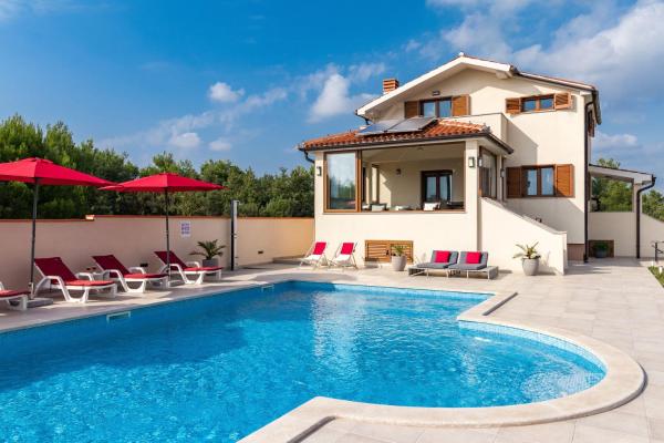 A la foto es mostra l'objecte Nettes Ferienhaus In Pomer Mit Privatem Pool situat a la ciutat de Pomer.