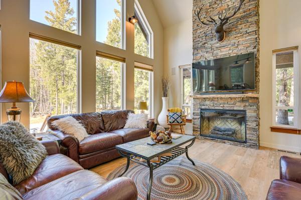 Auf dem Foto ist das Objekt Deck, Hot Tub and Fire Pit Mtn-View Packwood Cabin in der Stadt Packwood zu sehen.