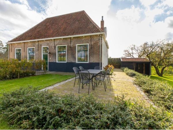 Na zdjęciu widoczny jest obiekt Farmhouse in Zeeland with Windmill Views położony w mieście Baarsdorp.