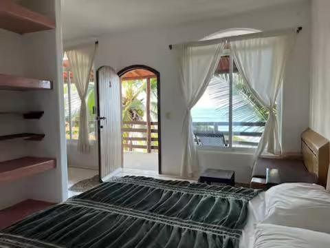 A la foto es mostra l'objecte Casa Nectar- Oceanfront Room situat a la ciutat de Ixtapa.