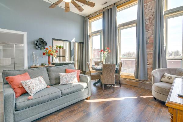 Na fotografii je vidět objekt Loft-Style Apt in Dtwn Monett Pets Welcome! nacházející se ve městě Aurora.