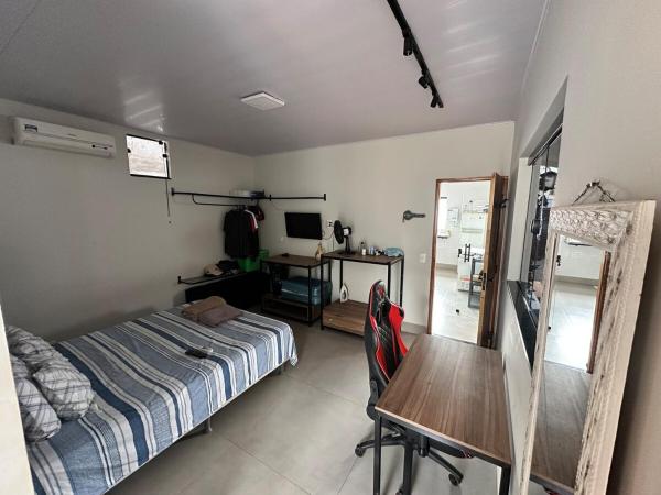 På billedet ses objektet Casa novinha, com suite e garagem grande beliggende i byen Uberaba.