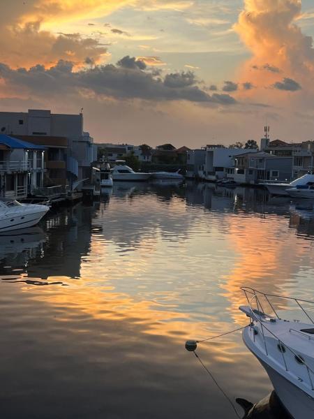 写真にはLas Garzas市にあるCasa Bote Con Vista a Los Canales De Lecheria Con Muelle Privadoが写っています。