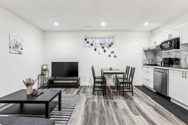 På billedet ses objektet Basement Suite in Calgary - Short Drive to Banff beliggende i byen Calgary.