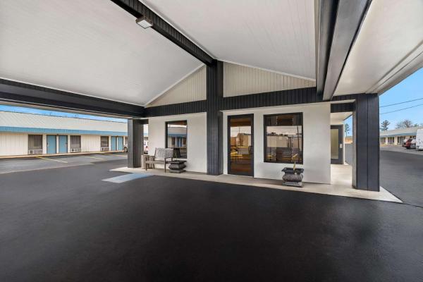 A la foto es mostra l'objecte Rodeway Inn & Suites situat a la ciutat de Brookhaven.