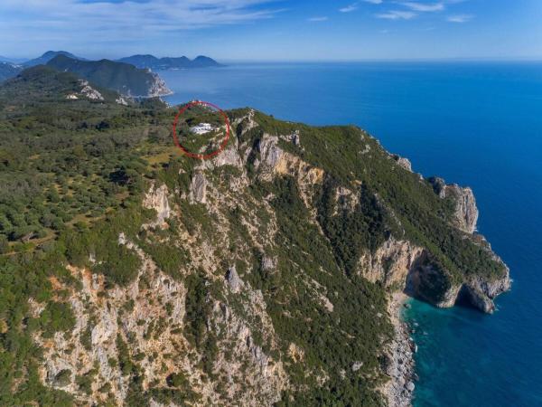 The photo shows the Clifftop Villa located in the city of Giannádes.