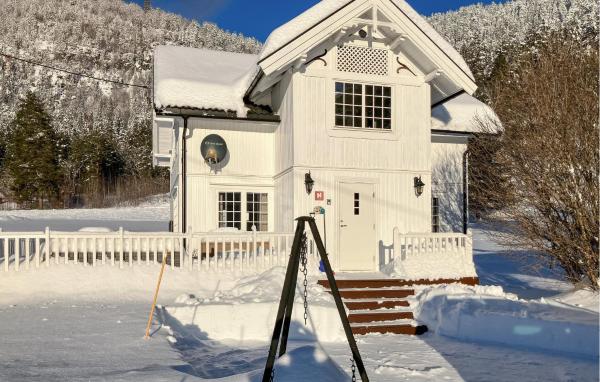 A la foto es mostra l'objecte Amazing Home In Nome With Kitchen situat a la ciutat de Norem.