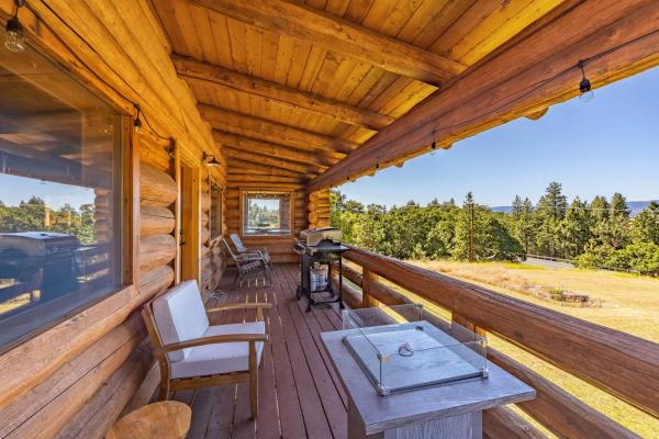 A la foto es mostra l'objecte Rowland Log Cabin situat a la ciutat de Lyle.