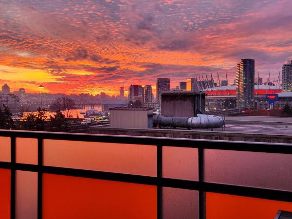 Na zdjęciu widoczny jest obiekt Landmark Views Licensed 2-Bedroom with Soundbar and Large Outdoor Space położony w mieście Vancouver.