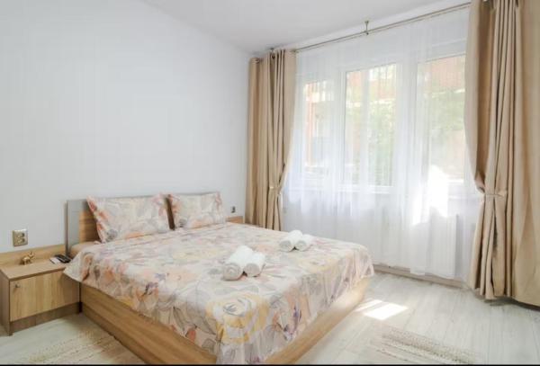 Nella foto è visibile l'oggetto Miami 2BDR Central Apt near Vitosha BLVD w Wifi situato nella città di Sofia.