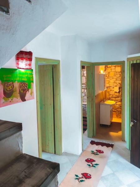 A la foto es mostra l'objecte Petradi House situat a la ciutat de Alyki.
