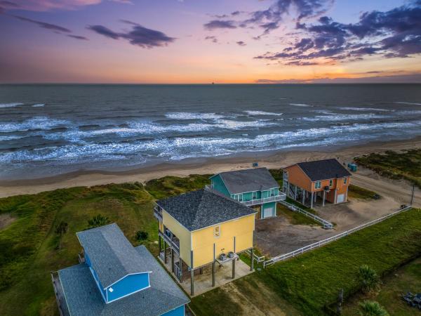 Фотография 2: Waves & Whiskey Beachfront HotTub Double Decks! Tiki Bar