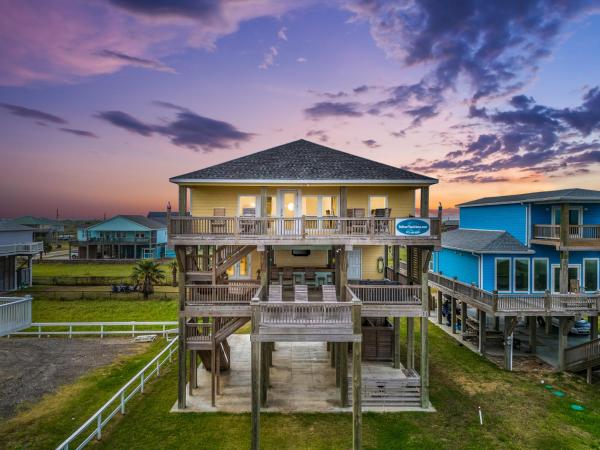 Фотография 5: Waves & Whiskey Beachfront HotTub Double Decks! Tiki Bar
