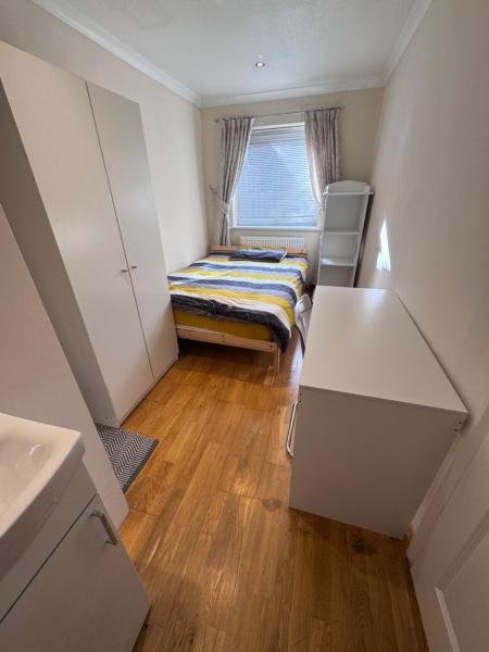 A la foto es mostra l'objecte Double bedroom with shower situat a la ciutat de Wokingham.