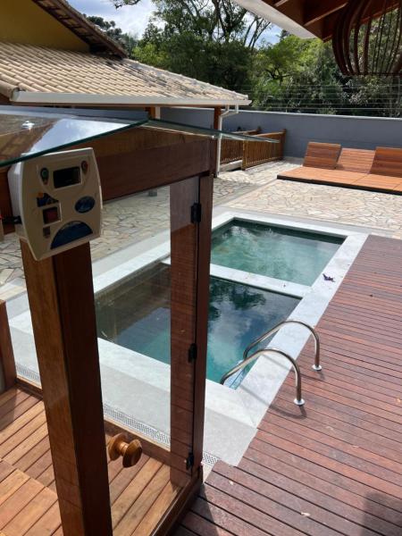 A la foto es mostra l'objecte Refúgio Águas de Juquitiba piscina aquecida situat a la ciutat de Juquitiba.