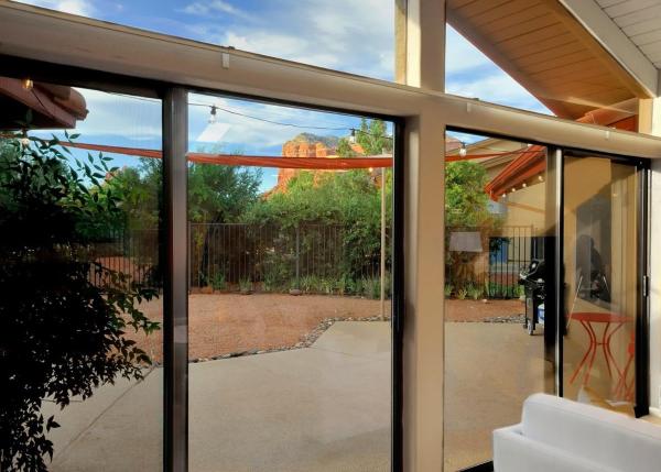 Na zdjęciu widoczny jest obiekt Crystal View Retreat położony w mieście Sedona.