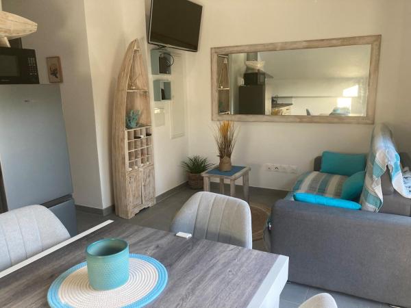 Na zdjęciu widoczny jest obiekt Leu Little Blue Appartement cosy położony w mieście A. Dubuisson.
