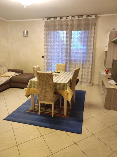 På billedet ses objektet Spazioso appartamento su due piani beliggende i byen Leinì.