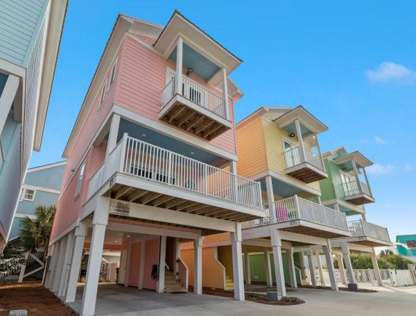 Pink Bungalow W Private Beach! Girls Getaway! - Gulf Shores, AL