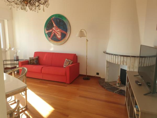 Na fotografii je vidět objekt Red Carpet vista mare wifi parcheggio nacházející se ve městě Rapallo.