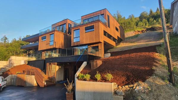 Modern apartment with a view and parking, Tromsø