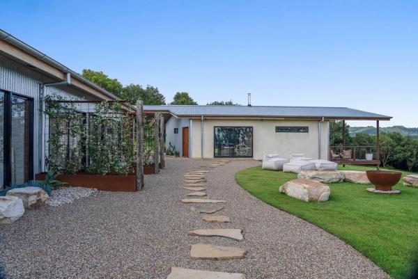 På billedet ses objektet Palm Springs Luxury house beliggende i byen Eltham.