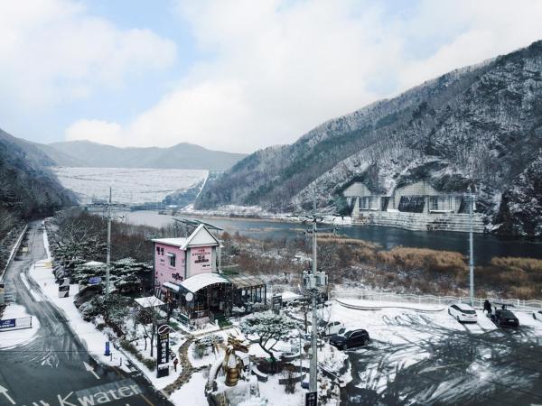 A la foto es mostra l'objecte Soyang Dam Pension situat a la ciutat de Chuncheon.