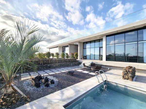 På billedet ses objektet Window Lounge poolvilla beliggende i byen Hado-ri.