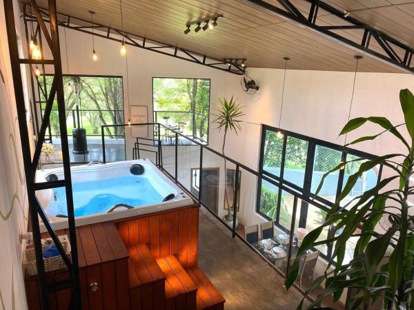 A la foto es mostra l'objecte Le Petit Chateau situat a la ciutat de Juqueri-Mirim.