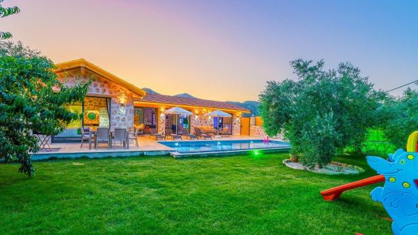 A la foto es mostra l'objecte Saribelen Village 2 Bedroom Villa 4026 situat a la ciutat de Kalkan.