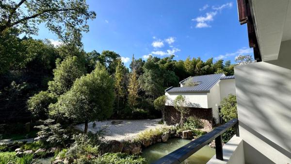 A la foto es mostra l'objecte Resun Hotel宜兴春山在望酒店 situat a la ciutat de Huwu.
