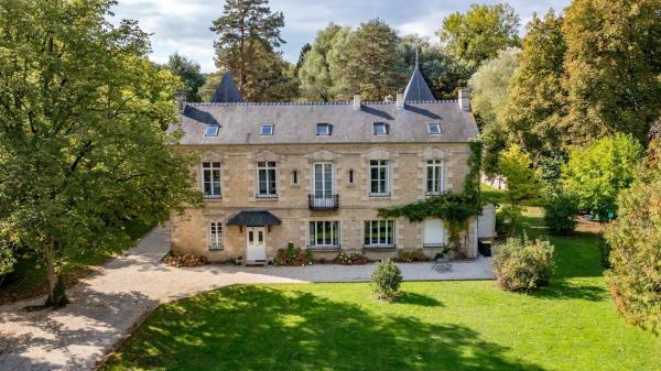 照片显示了位于Chelles市的Le Manoir du Cèdre - 7 minutes from Pierrefonds物件。